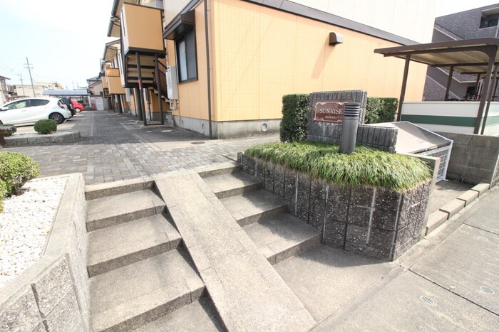 物件外観写真2　(エントランス部分)