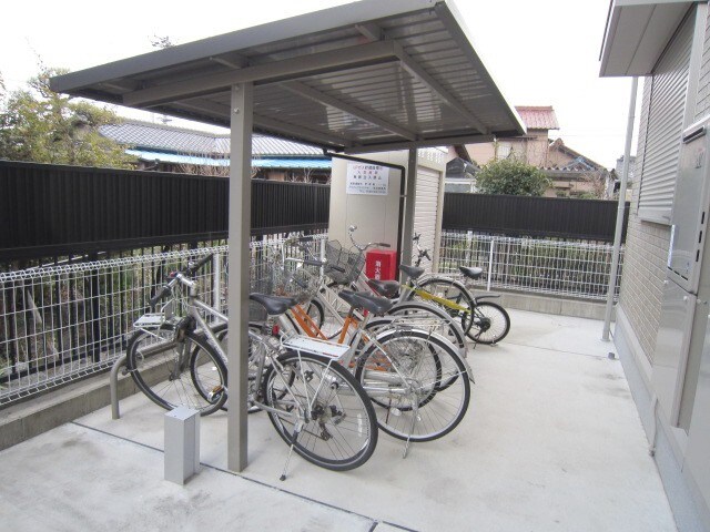 物件外観写真2　(駐輪場)