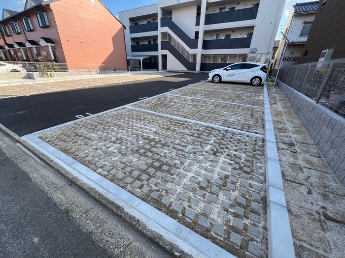 物件外観写真2　(駐車場)