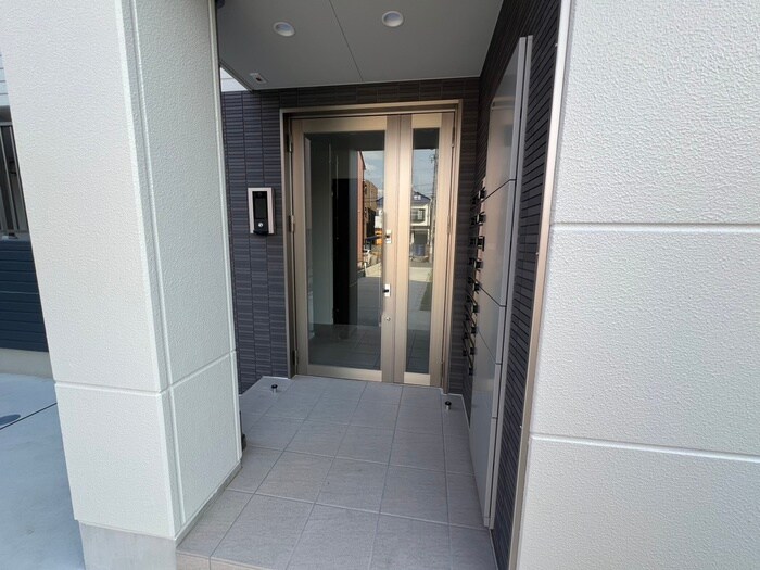 物件外観写真4　(エントランス部分)