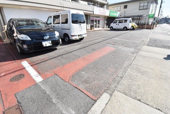 物件外観写真4　(駐車場)