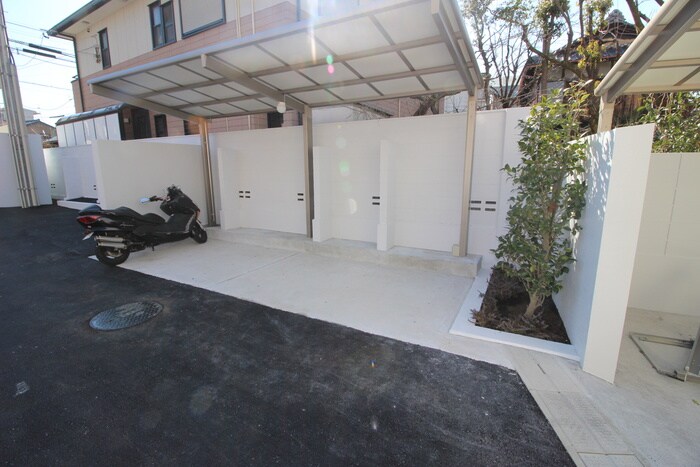 物件外観写真5　(バイク置き場)