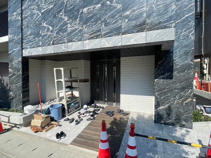 物件外観写真6　(エントランス部分)