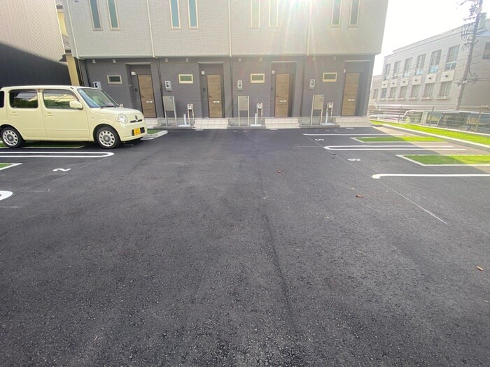 物件外観写真3　(駐車場)