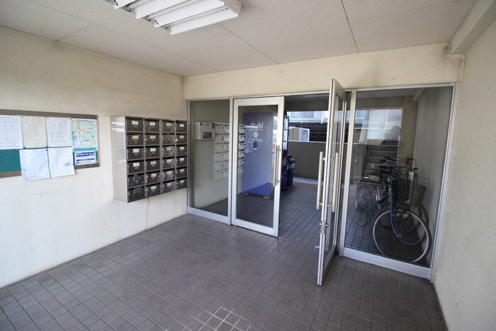 物件外観写真4　(エントランス部分)