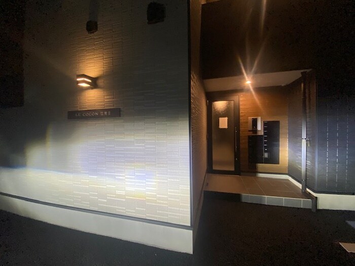 物件外観写真1　(エントランス部分)