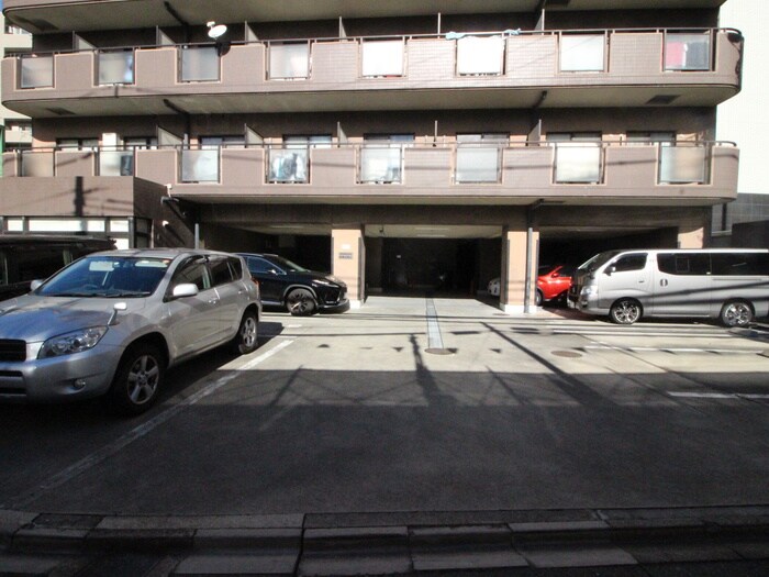 物件外観写真4　(駐車場)