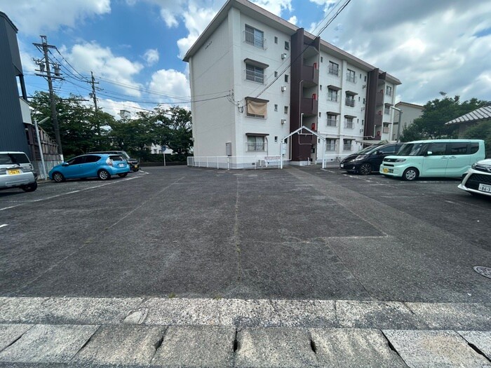 物件外観写真3　(駐車場)
