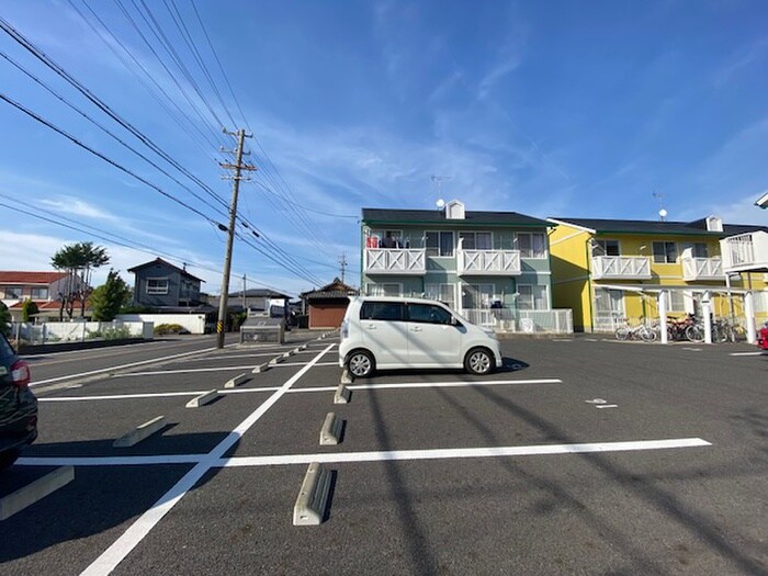 物件外観写真3　(駐車場)