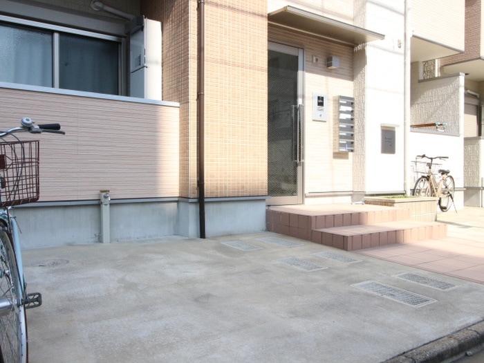 物件外観写真4　(駐輪場)