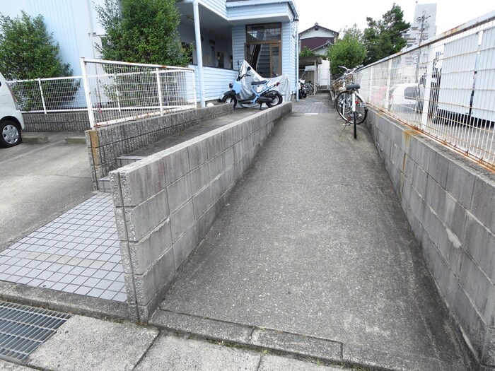 物件外観写真4　(エントランス部分)