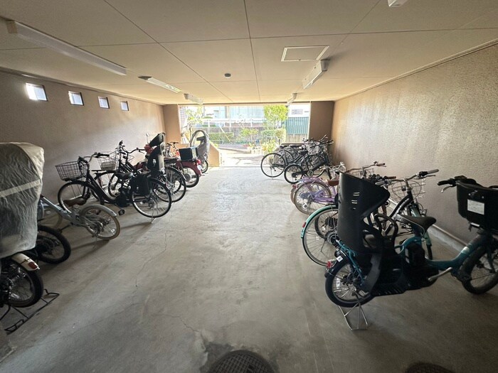 物件外観写真5　(駐輪場)
