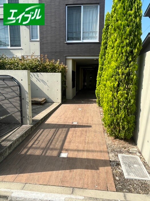 物件外観写真2　(エントランス部分)