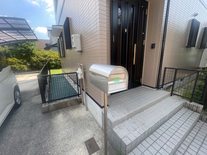 物件外観写真3　(エントランス部分)