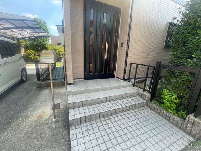 物件外観写真4　(エントランス部分)