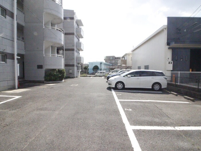 物件外観写真3　(駐車場)