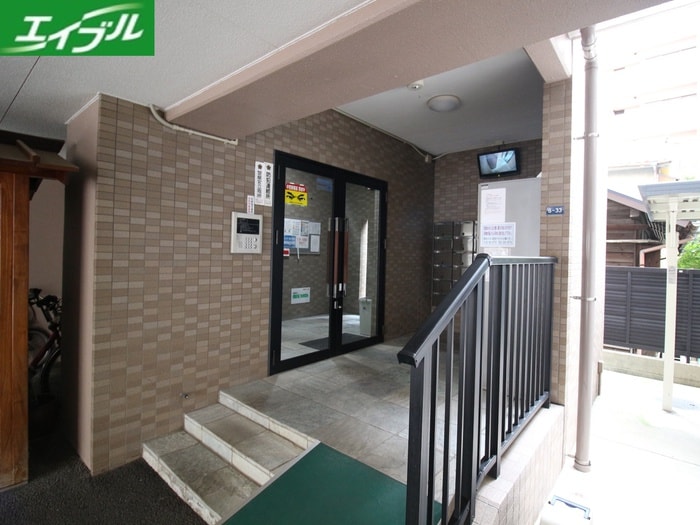 物件外観写真3　(エントランス部分)