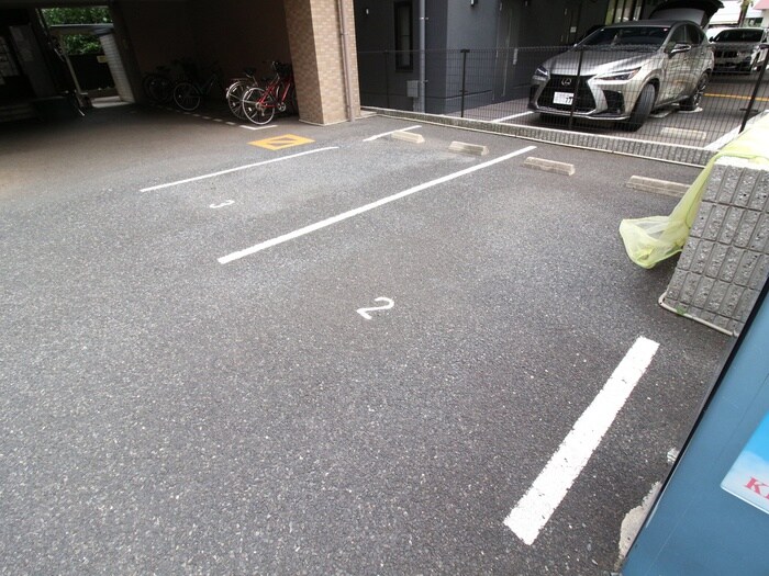 物件外観写真4　(駐車場)