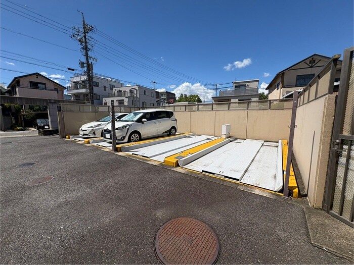 物件外観写真2　(駐車場)