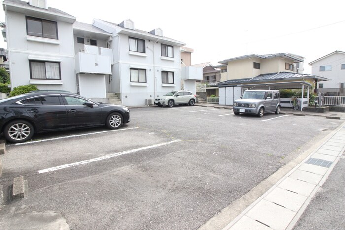 物件外観写真3　(駐車場)