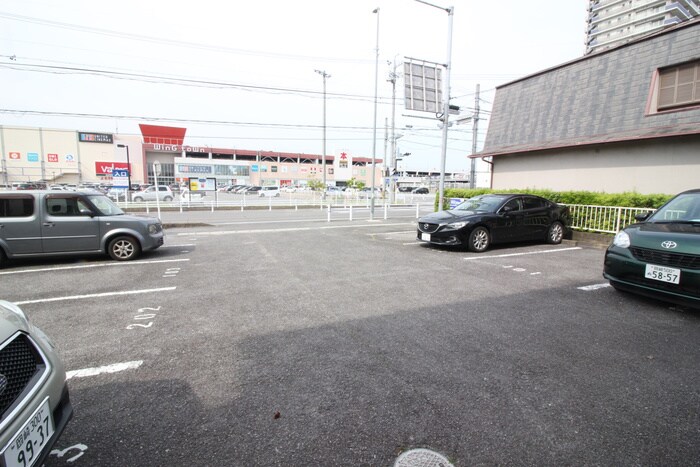 物件外観写真4　(駐車場)