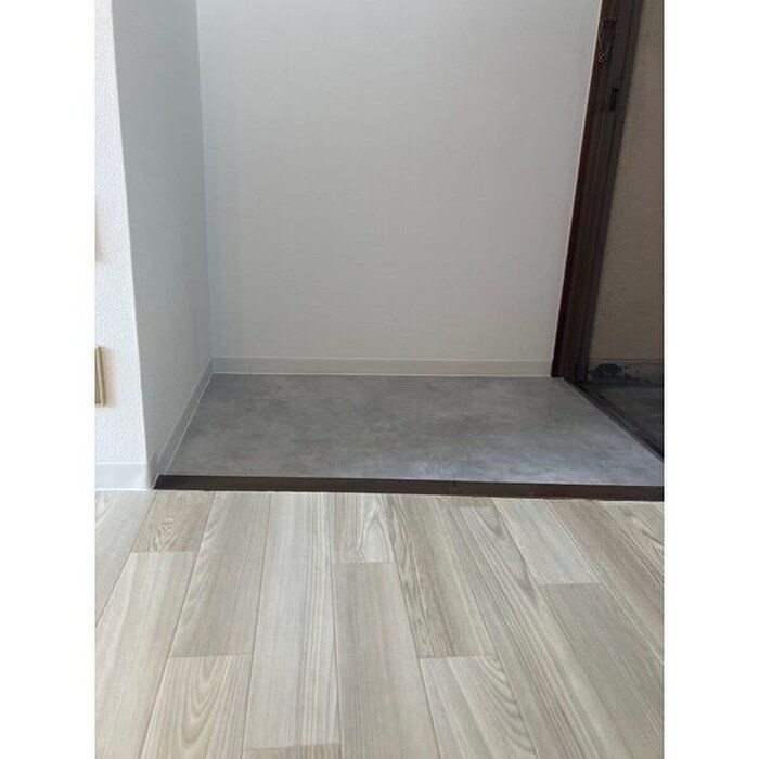 物件内観写真3　(玄関)