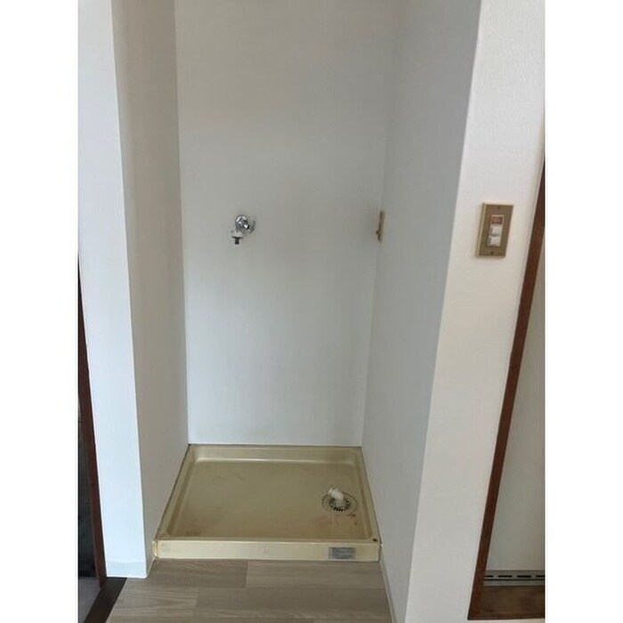 物件内観写真8　(洗濯機置場)