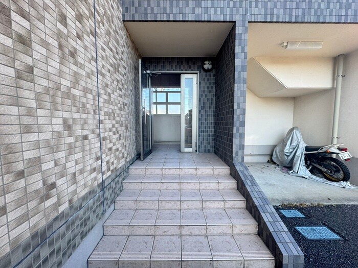 物件外観写真3　(エントランス部分)