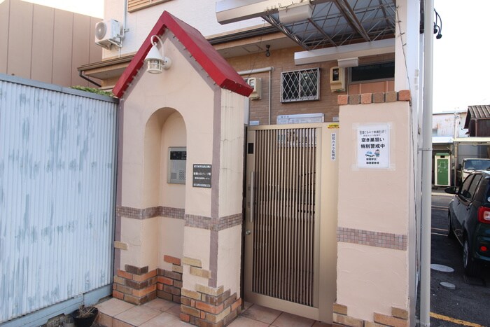 物件外観写真2　(エントランス部分)