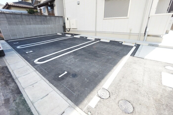 物件外観写真2　(駐車場)