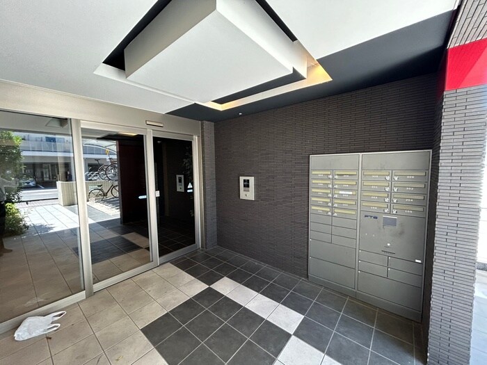 物件外観写真2　(エントランス部分)