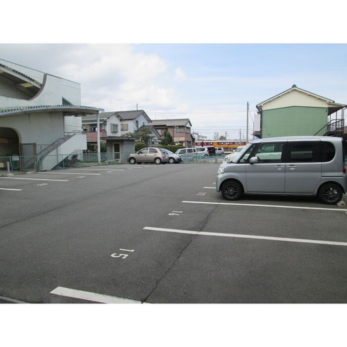 物件外観写真2　(駐車場)