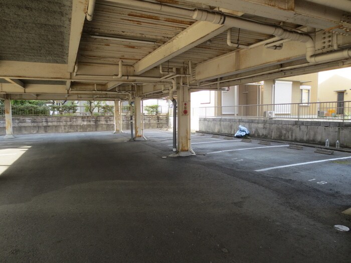 物件外観写真5　(駐車場)