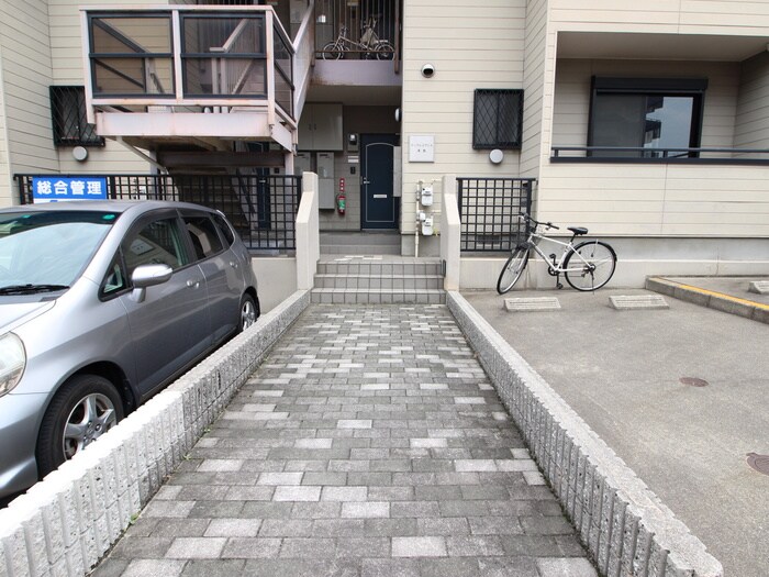 物件外観写真2　(エントランス部分)