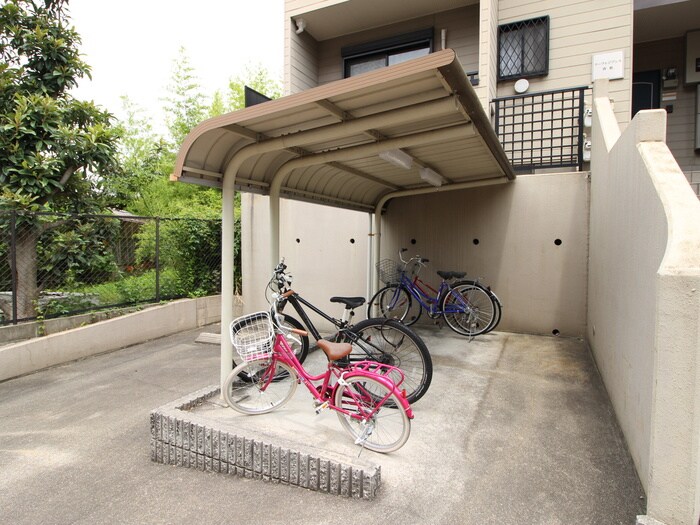 物件外観写真3　(駐輪場)