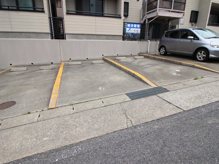 物件外観写真6　(駐車場)