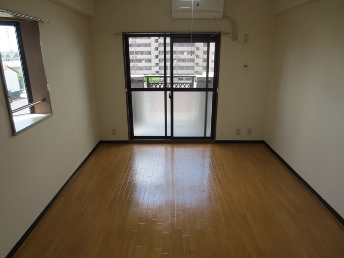 物件内観写真4　(居室)