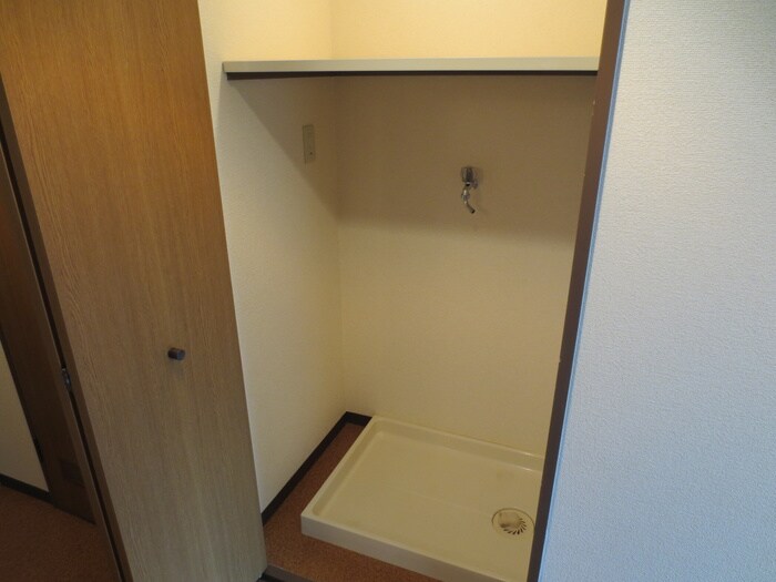 物件内観写真11　(洗濯機置場)