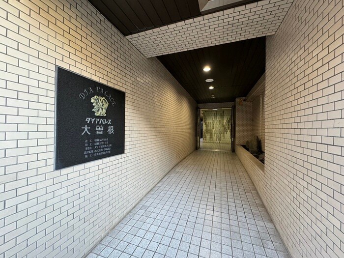 物件外観写真2　(エントランス部分)