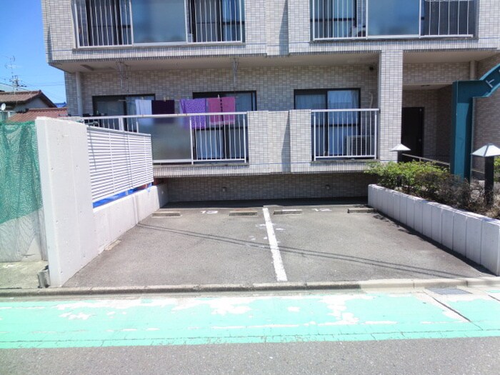 物件外観写真5　(駐車場)