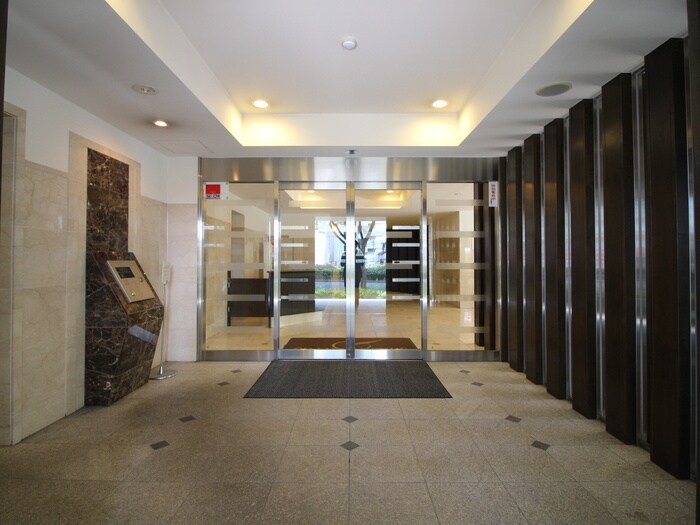 物件外観写真4　(エントランス部分)