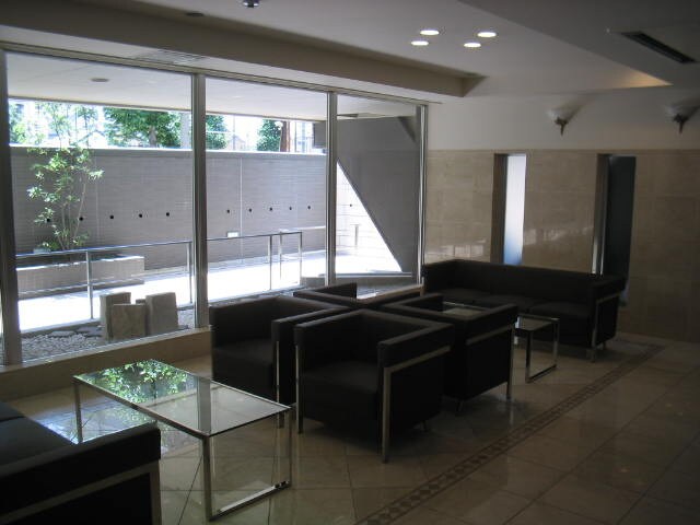 物件外観写真5　(エントランス部分)