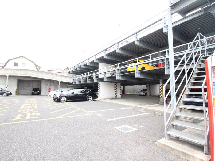 物件外観写真4　(駐車場)