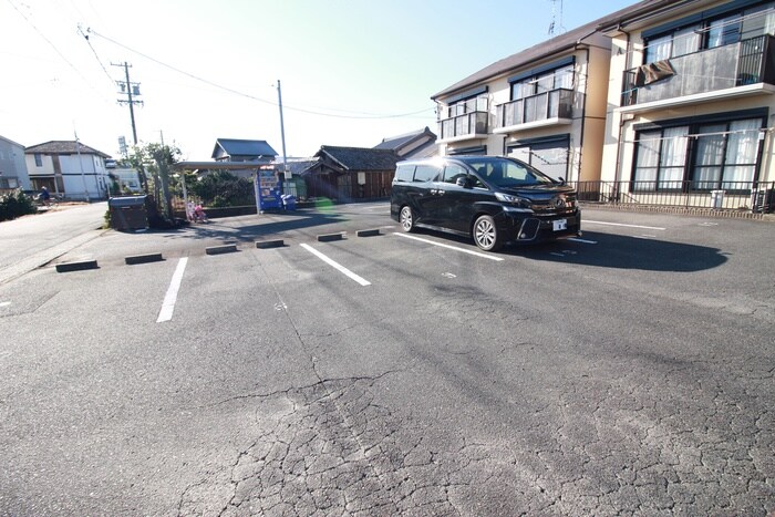 物件外観写真5　(駐車場)