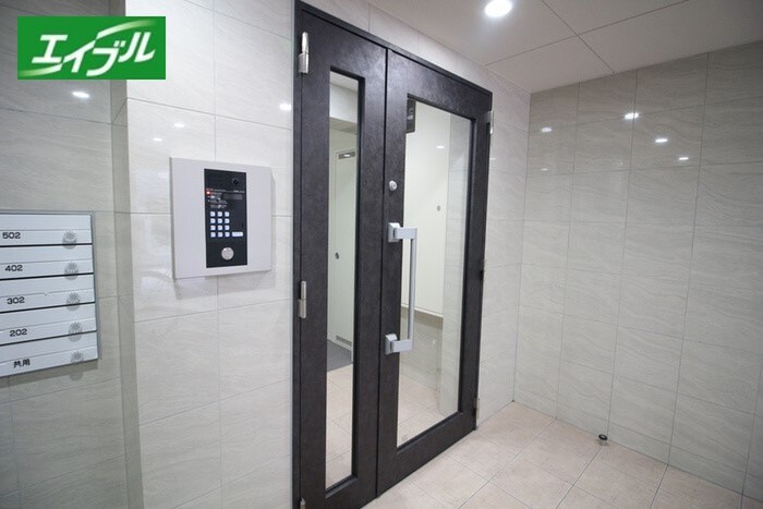 物件外観写真3　(エントランス部分)