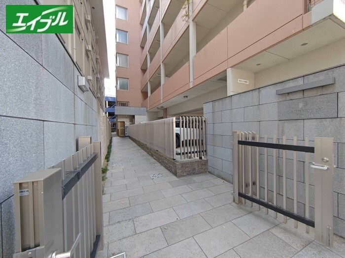 物件外観写真2　(エントランス部分)