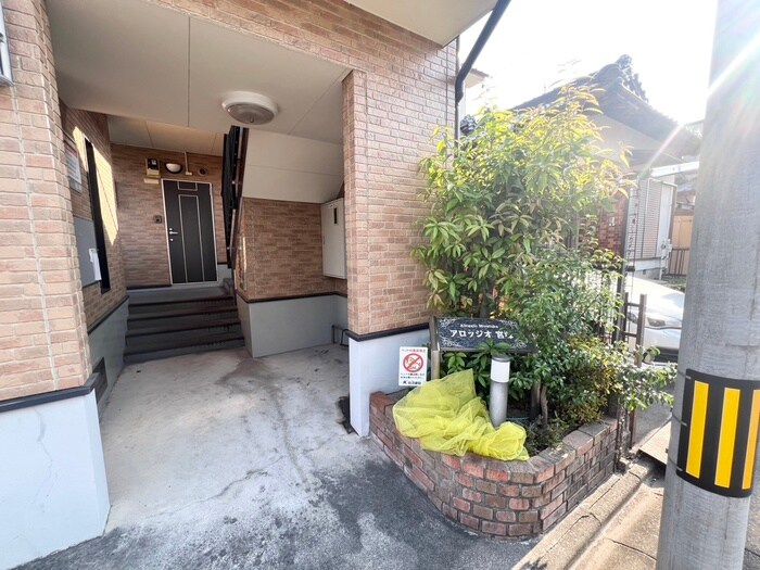 物件外観写真3　(エントランス部分)