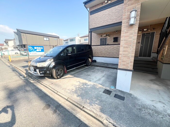 物件外観写真4　(駐車場)