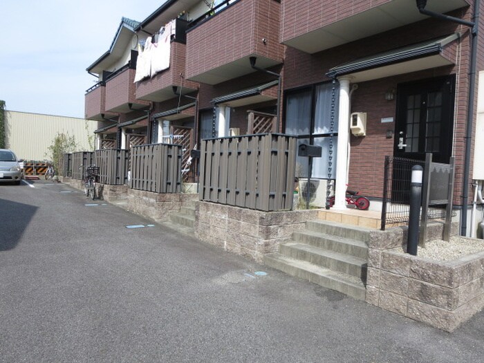 物件外観写真2　(エントランス部分)