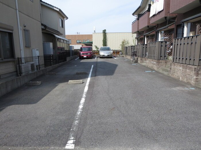 物件外観写真3　(駐車場)